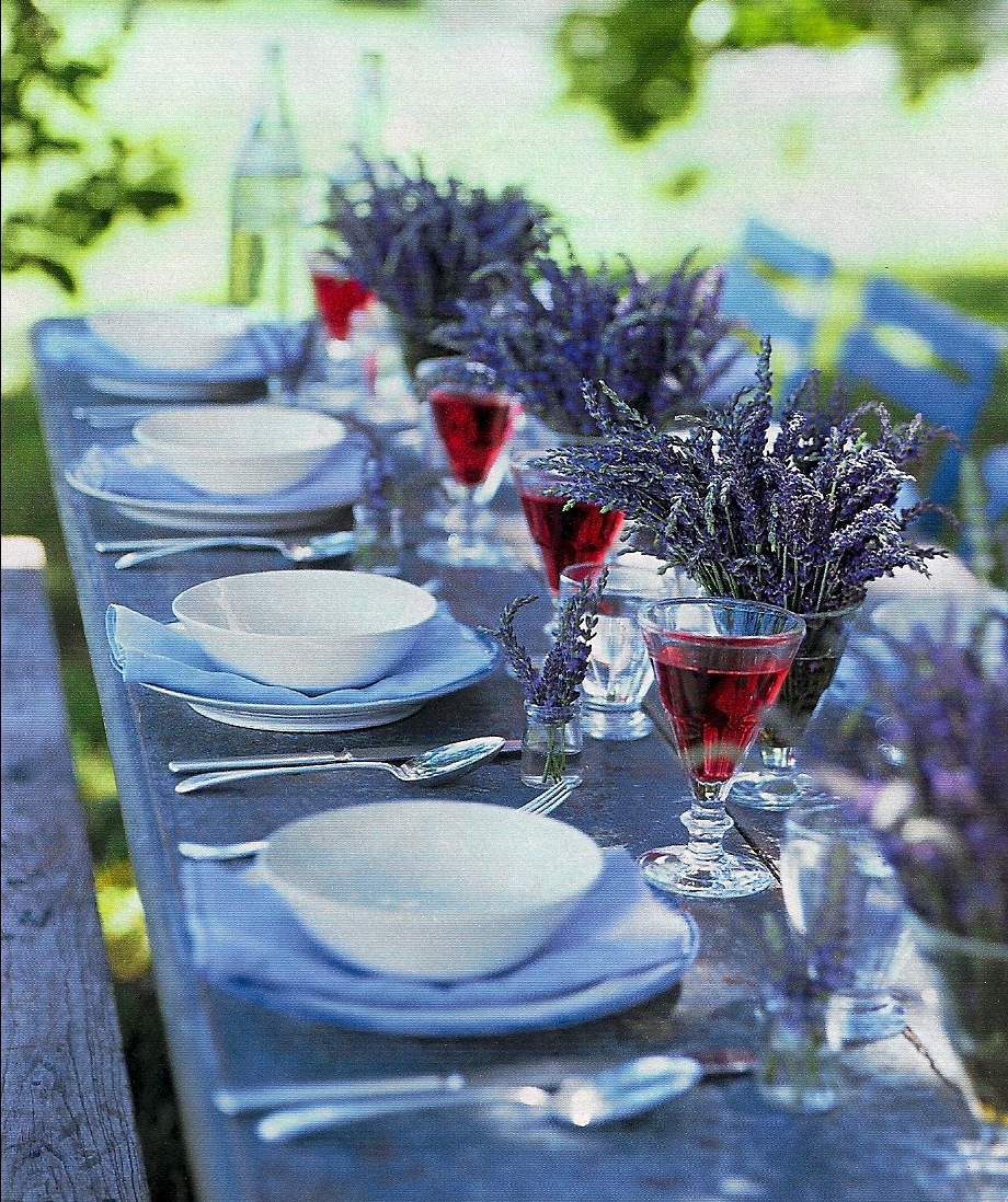 [Casa de Valentina - via Martha Stewart - uma mesa com lavanda[6].jpg]